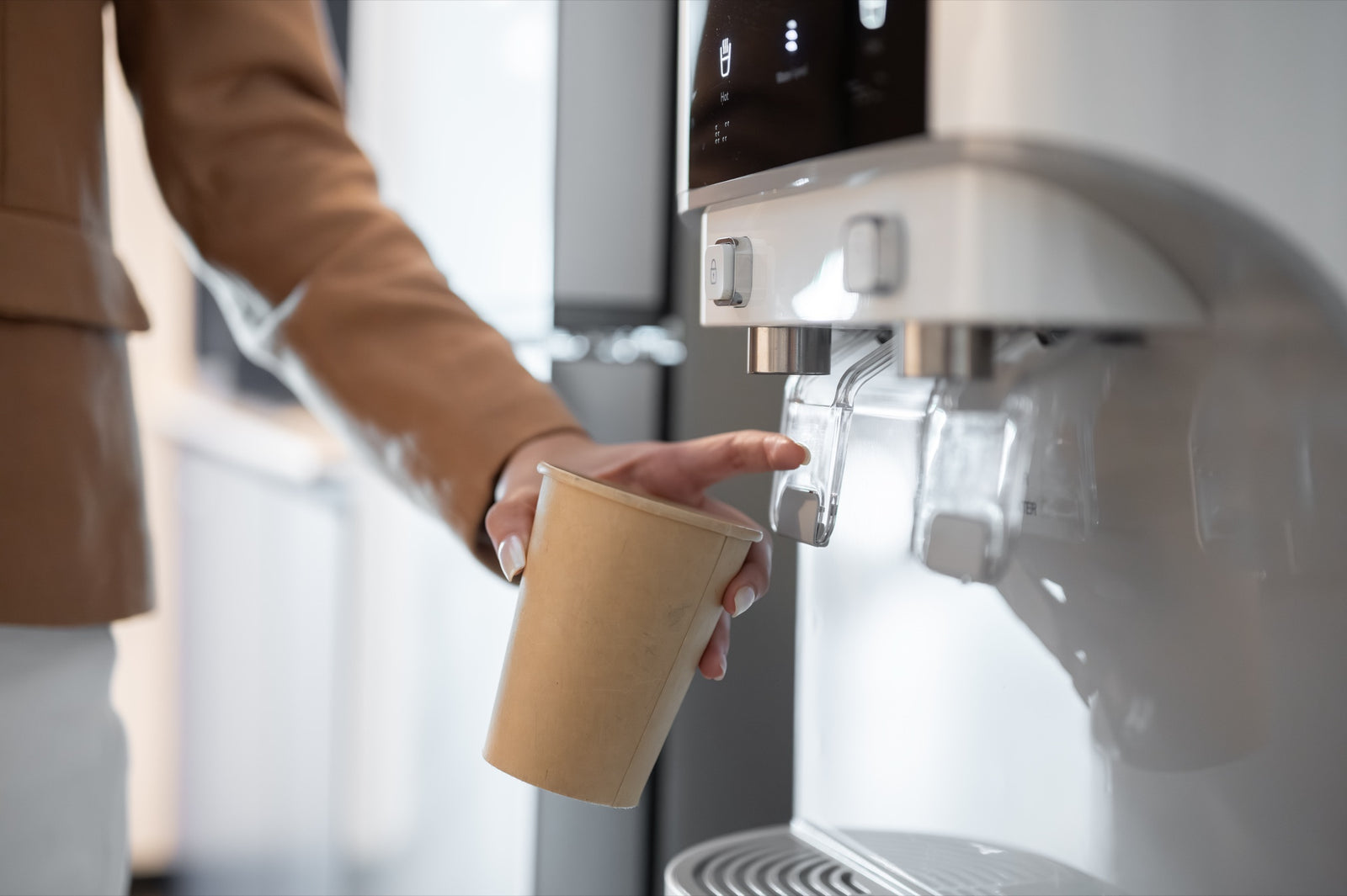 Medewerker tapt water op kantoor