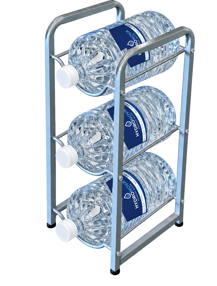 Handpomp, waterfilter en flessenrek met flessen